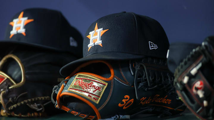 Apr 21, 2023; Atlanta, Georgia, USA; A detailed view of a Houston Astros hat and glove in the dugout against the Atlanta Braves in the fifth inning at Truist Park. Mandatory Credit: Brett Davis-Imagn Images Apr 21, 2023; Atlanta, Georgia, USA; A detailed view of a Houston Astros hat and glove in the dugout against the Atlanta Braves in the fifth inning at Truist Park. Mandatory Credit: Brett Davis-Imagn Images