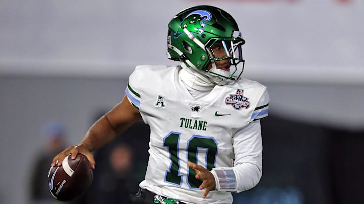 Dec 6, 2024; West Point, NY, USA; Tulane Green Wave quarterback Darian Mensah (10) looks to pass against the Army Black Knights during the second half at Michie Stadium Dec 6, 2024; West Point, NY, USA; Tulane Green Wave quarterback Darian Mensah (10) looks to pass against the Army Black Knights during the second half at Michie Stadium