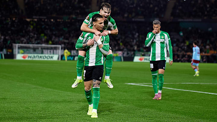 Com Antony, Real Betis ganha e vai às oitavas de final da Europa League 