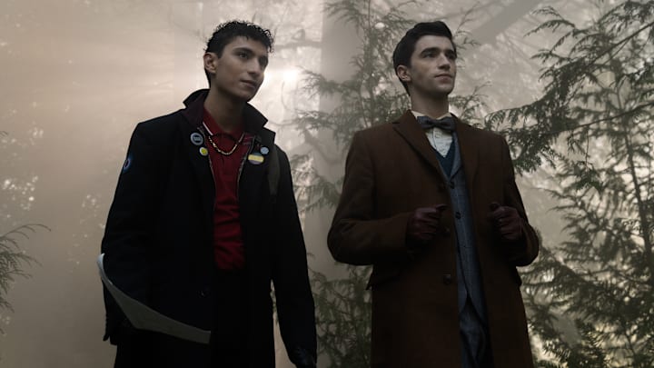 DEAD BOY DETECTIVES. (L to R) Jayden Revri as Charles Rowland and George Rexstrew as Edwin Payne in episode 2 of DEAD BOY DETECTIVES. Cr. Ed Araquel/Netflix © 2023