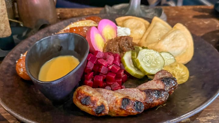 Alchemist’s Platter Le Gobelet Noir at Epic Universe
