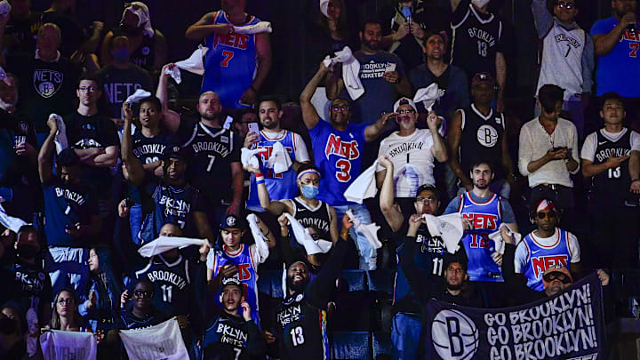Fanáticos piden que Kyrie Irving pueda jugar sin vacunarse