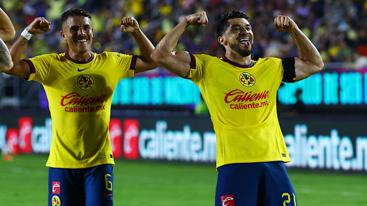 Jonathan Dos Santos y Henry Martín celebran una de las anotaciones contra Mazatlán