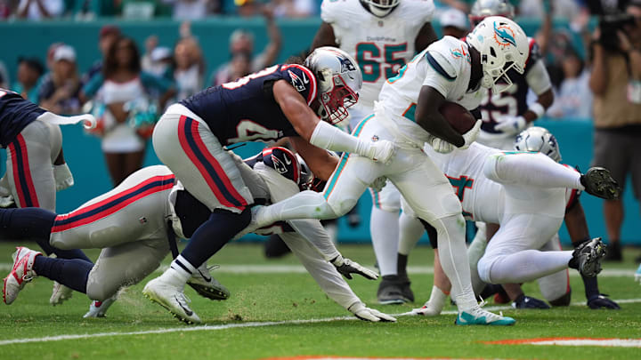Miami Dolphins running back De'Von Achane (28) runs for a touchdown during the first half  against the New England Patriots at Hard Rock Stadium.