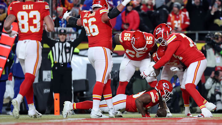 Jan 26, 2025; Kansas City, MO, USA; Kansas City Chiefs running back Kareem Hunt (29) reacts after scoring a touchdown against the Buffalo Bills during the first quarter in the AFC Championship game at GEHA Field at Arrowhead Stadium. Mandatory Credit: Mark J. Rebilas-Imagn Images Jan 26, 2025; Kansas City, MO, USA; Kansas City Chiefs running back Kareem Hunt (29) reacts after scoring a touchdown against the Buffalo Bills during the first quarter in the AFC Championship game at GEHA Field at Arrowhead Stadium. Mandatory Credit: Mark J. Rebilas-Imagn Images