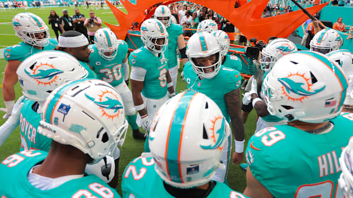  Miami Dolphins quarterback Tua Tagovailoa (1) talks to his teammates before the game against the San Francisco 49ers at Hard Rock Stadium. 