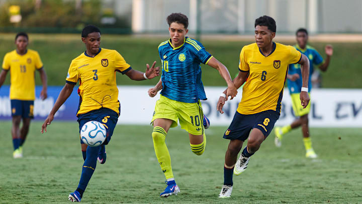 Samuel Martinez für Kolumbiens U17 mit der Nr. 10 am Ball