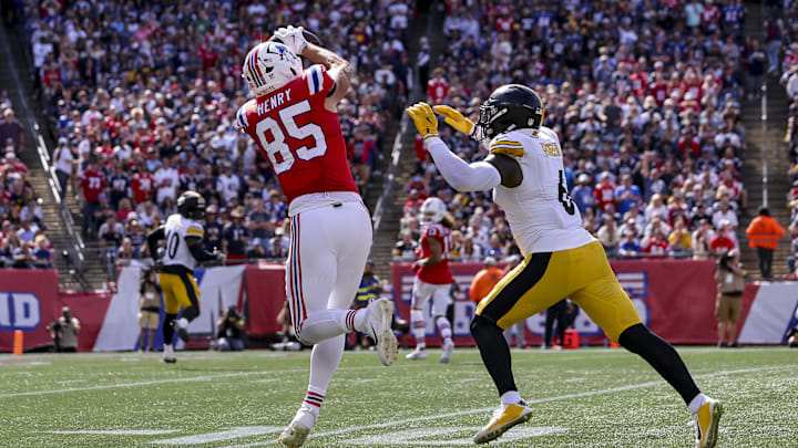 Sep 21, 2025; Foxborough, Massachusetts, USA; New England Patriots tight end Hunter Henry (85) complete a pass during the second quarter at Gillette Stadium. Mandatory Credit: Paul Rutherford-Imagn Images Sep 21, 2025; Foxborough, Massachusetts, USA; New England Patriots tight end Hunter Henry (85) complete a pass during the second quarter at Gillette Stadium. Mandatory Credit: Paul Rutherford-Imagn Images