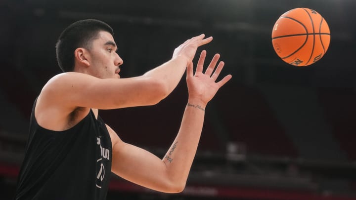 Purdue center Zach Edey (15) catches a pass during practice