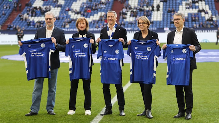 Christina Rühl-Hamers (2. v. r.) hat gute Geschäftszahlen präsentiert