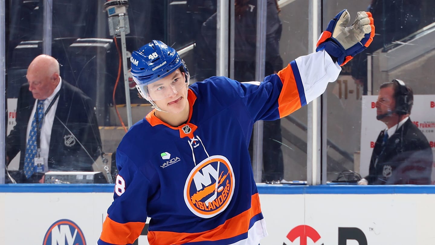 TSN goes wild with comparisons of NY Islanders' Matthew Schaefer during the Maple Leafs intermission