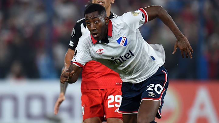 Con un doblete, el uruguayo Gonzalo Carneiro le arruinó la fiesta al River Plate, que ganaba 0-2 al Nacional de Montevideo.