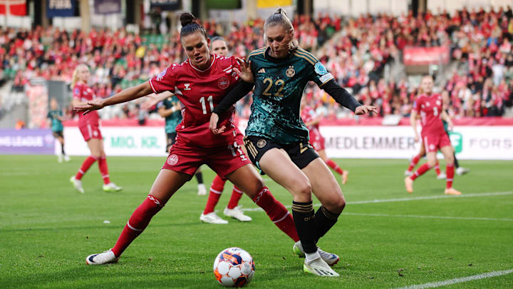 Dänemarks Katrine Veje (links) im Zweikampf mit Jule Brand