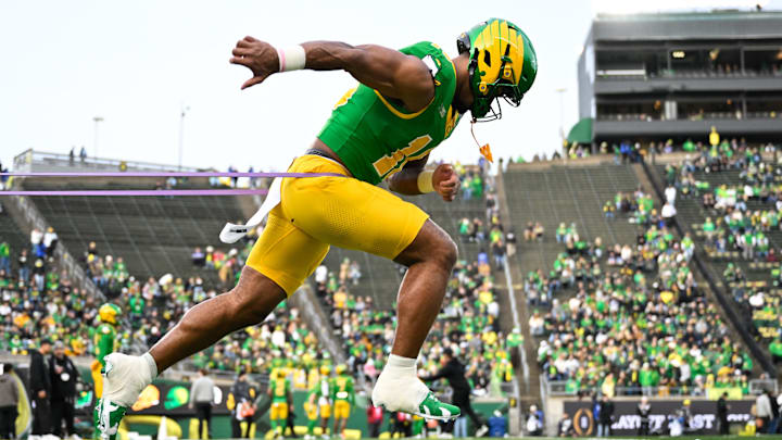 Dec 20, 2025; Eugene, OR, USA; Oregon Ducks tight end Kenyon Sadiq (18) warms up before the game against the James Madison Dukes at Autzen Stadium. Mandatory Credit: Troy Wayrynen-Imagn Images Dec 20, 2025; Eugene, OR, USA; Oregon Ducks tight end Kenyon Sadiq (18) warms up before the game against the James Madison Dukes at Autzen Stadium. Mandatory Credit: Troy Wayrynen-Imagn Images