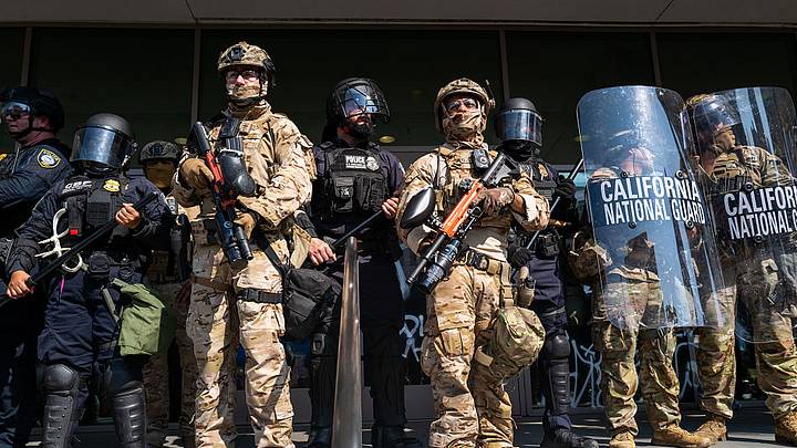 La policía y la Guardia Nacional durante las protestas ocurridas en Los Angeles.