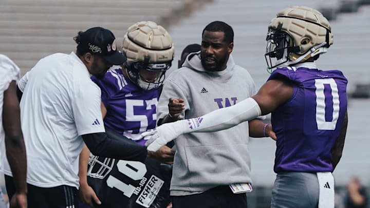 Kevin Green Jr. (0) confers with receivers coach Kevin Cummings. Kevin Green Jr. (0) confers with receivers coach Kevin Cummings.