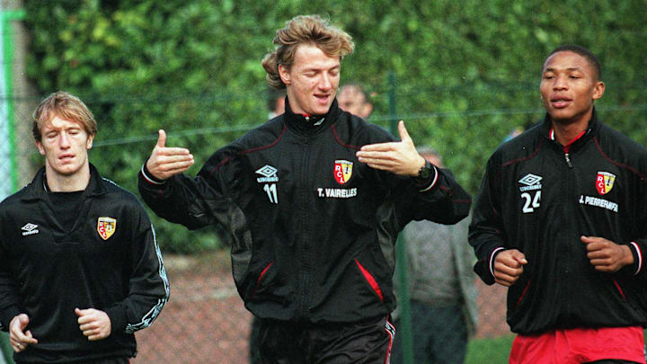 Au milieu, Tony Vairelles avec le RC Lens.