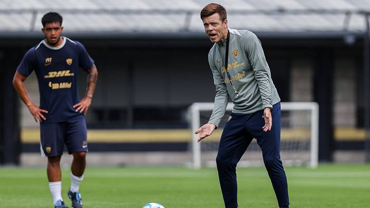 Esteban Solari, en un entrenamiento con Pumas Esteban Solari, en un entrenamiento con Pumas