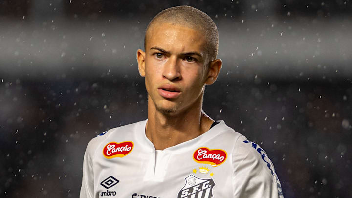 Promessa da base, Vinícius Lira assina novo vínculo com o Santos