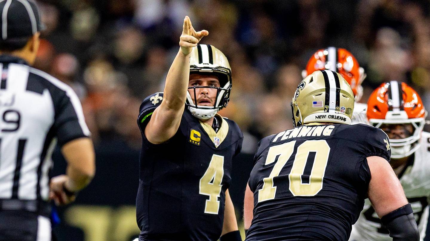 Mics Caught Derek Carr Sending Funny Mid-Game Message to Former Teammate