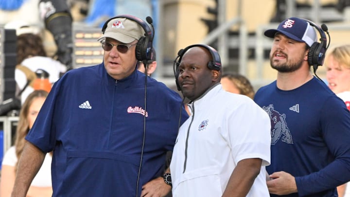 Nov 30, 2024; Pasadena, California, USA; Fresno State Bulldogs head coach Tim Skipper (center) during the third quarter against the UCLA Bruins at Rose Bowl. Mandatory Credit: Robert Hanashiro-Imagn Images Nov 30, 2024; Pasadena, California, USA; Fresno State Bulldogs head coach Tim Skipper (center) during the third quarter against the UCLA Bruins at Rose Bowl. Mandatory Credit: Robert Hanashiro-Imagn Images