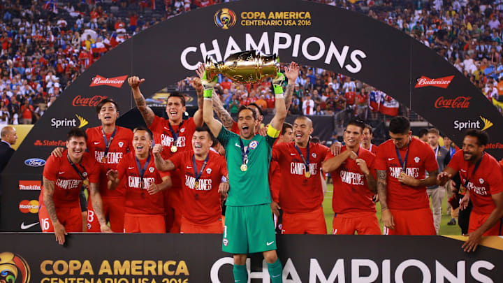 Chile levantando el trofeo de la Copa América de 2016, que se realizó en Estados Unidos 