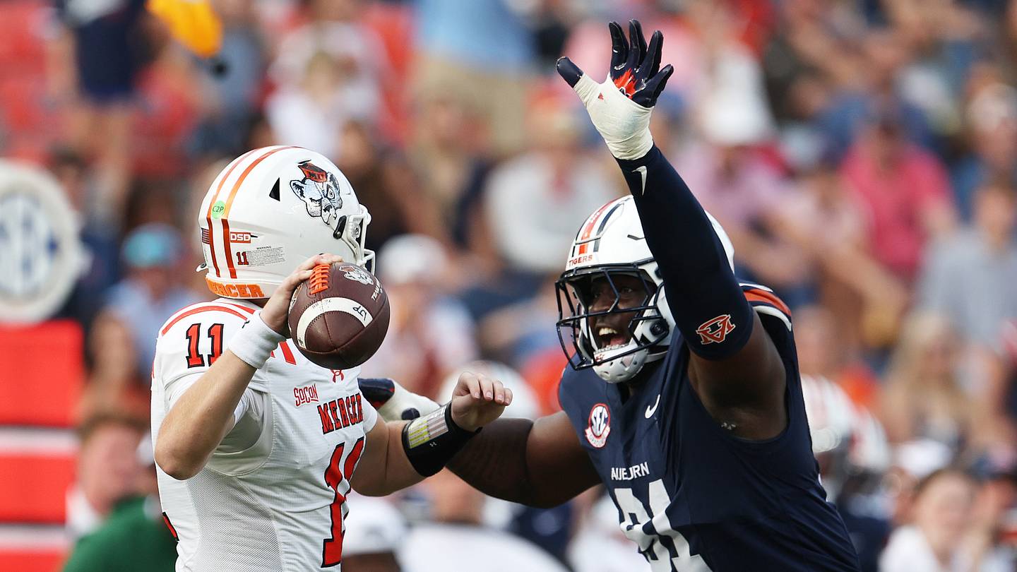 Mercer Bears quarterback Braden Atkinson in azione durante un match contro Auburn Tigers a Jordan-Hare Stadium