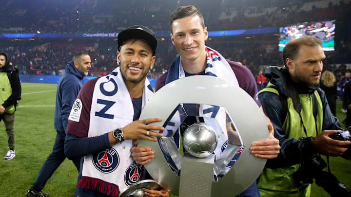 Neymar e Draxler após conquista da Ligue 1 com o PSG