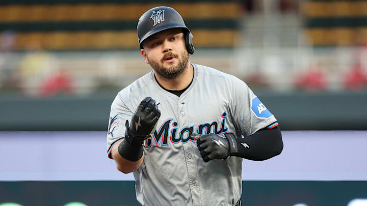 Los Marlins de Miami enviaron al poderoso bateador a los Rangers de Texas por tres peloteros