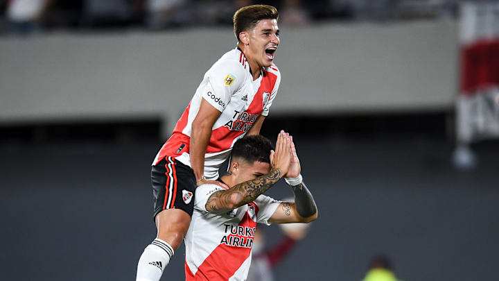 Enzo Fernández y Julián Álvarez celebran el gol frente a Defensa y Justicia.