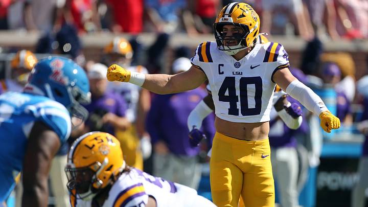 Sep 27, 2025; Oxford, Mississippi, USA; LSU Tigers linebacker Whit Weeks (40) gives direction before the snap during the first quarter against the Mississippi Rebels at Vaught-Hemingway Stadium. Mandatory Credit: Petre Thomas-Imagn Images Sep 27, 2025; Oxford, Mississippi, USA; LSU Tigers linebacker Whit Weeks (40) gives direction before the snap during the first quarter against the Mississippi Rebels at Vaught-Hemingway Stadium. Mandatory Credit: Petre Thomas-Imagn Images