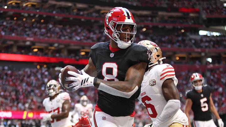 Atlanta Falcons tight end Kyle Pitts Sr. catches a five-yard touchdown pass against the San Francisco 49ers. Atlanta Falcons tight end Kyle Pitts Sr. catches a five-yard touchdown pass against the San Francisco 49ers.