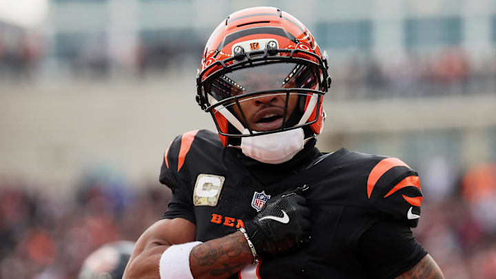 Nov 2, 2025; Cincinnati, Ohio, USA; Cincinnati Bengals wide receiver Ja'Marr Chase (1) acknowledges the crowd after scoring a touchdown against the Chicago Bears during the second quarter at Paycor Stadium. Mandatory Credit: Joseph Maiorana-Imagn Images Nov 2, 2025; Cincinnati, Ohio, USA; Cincinnati Bengals wide receiver Ja'Marr Chase (1) acknowledges the crowd after scoring a touchdown against the Chicago Bears during the second quarter at Paycor Stadium. Mandatory Credit: Joseph Maiorana-Imagn Images