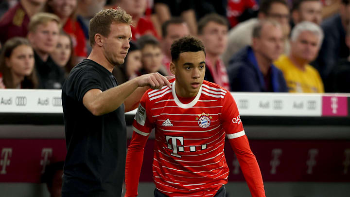 Julian Nagelsmann (l.) gibt Jamal Musiala letzte Anweisungen