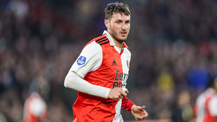 El mexicano Santiago Giménez sigue ganándose el aplauso del Feyenoord y ahora algunos equipos de Inglaterra comienzan a interesarse por sus servicios.