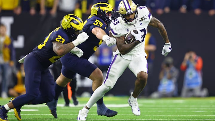 Michigan Wolverines defensive lineman Mason Graham (55) tackles UW tight end Devin Culp during the national title game. 