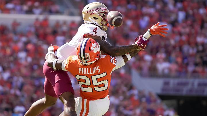 Sep 23, 2023; Clemson, South Carolina, USA; Clemson Tigers safety Jalyn Phillips (25) disrupts a pass intended for Florida State Seminoles wide receiver Keon Coleman (4) in the second half at Memorial Stadium Sep 23, 2023; Clemson, South Carolina, USA; Clemson Tigers safety Jalyn Phillips (25) disrupts a pass intended for Florida State Seminoles wide receiver Keon Coleman (4) in the second half at Memorial Stadium