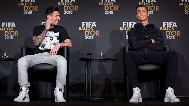 Messi e Cristiano Ronaldo no evento da Bola de Ouro em 2015 Messi e Cristiano Ronaldo no evento da Bola de Ouro em 2015