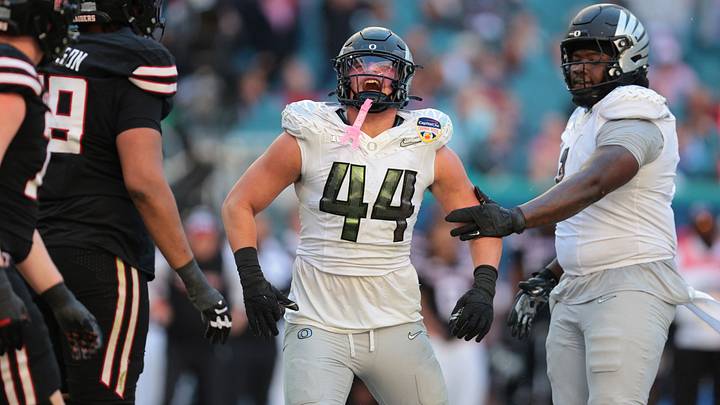 Oregon Ducks edge rusher Teitum Tuioti (44).