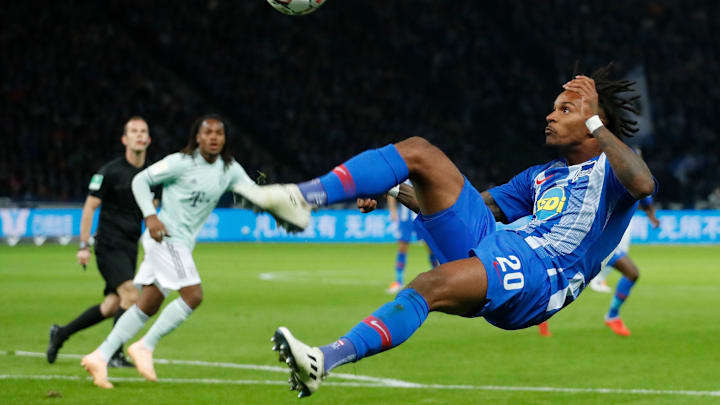 Valentino Lazaro versucht einen Fallrückzieher 