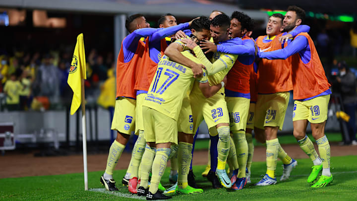 Jugadores del América celebran un gol.