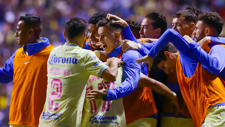 Jugadores del América celebran un gol en la victoria de 6-1 ante el Puebla.