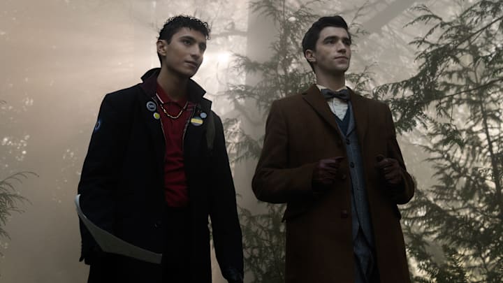 DEAD BOY DETECTIVES. (L to R) Jayden Revri as Charles Rowland and George Rexstrew as Edwin Payne in episode 2 of DEAD BOY DETECTIVES. Cr. Ed Araquel/Netflix © 2023