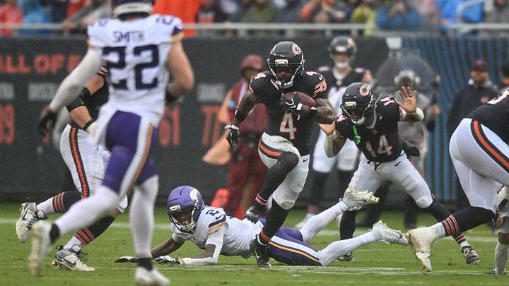 Sep 20, 2026; Chicago, Illinois, USA; Chicago Bears running back D'Andre Swift (4) runs the ball against the Minnesota Vikings during the first half at Soldier Field. Mandatory Credit: Patrick Gorski-Imagn Images Sep 20, 2026; Chicago, Illinois, USA; Chicago Bears running back D'Andre Swift (4) runs the ball against the Minnesota Vikings during the first half at Soldier Field. Mandatory Credit: Patrick Gorski-Imagn Images