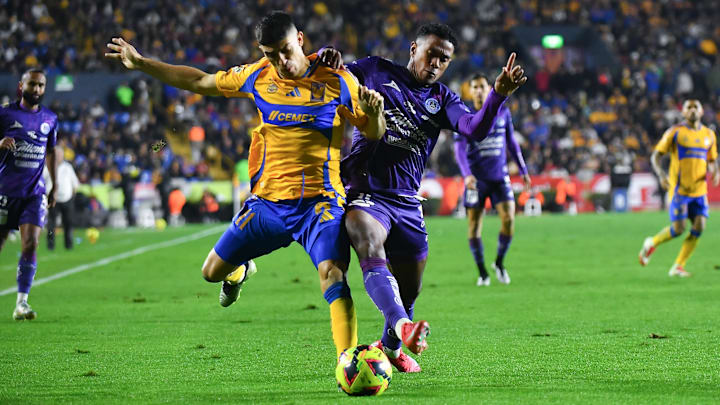 El argentino Juan Brunetta de Tigres y el panameño Yoel Bárcenas de Mazatlán en el Apertura 2024