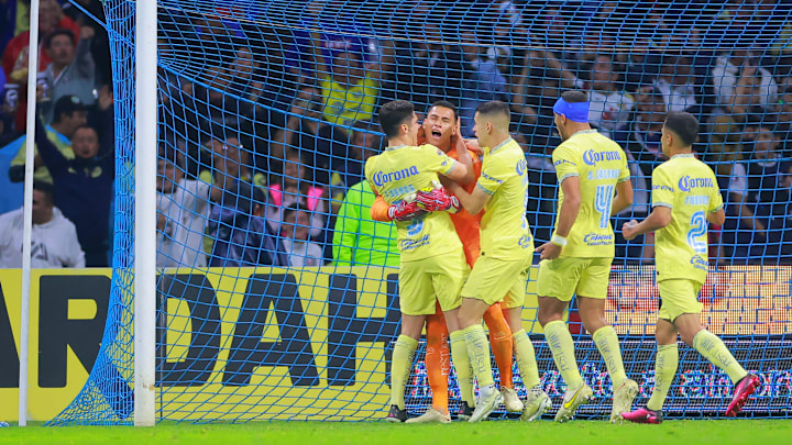 Jugadores del América celebran la atajada de Malagón. Jugadores del América celebran la atajada de Malagón.