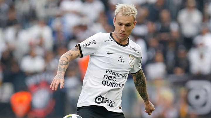 Titular pela oitava vez seguida, Róger Guedes teve a melhor chance do jogo contra o Boca Juniors