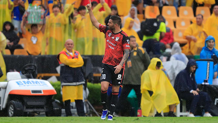 El francés André-Pierre Gignac celebra su anotación ante Puebla