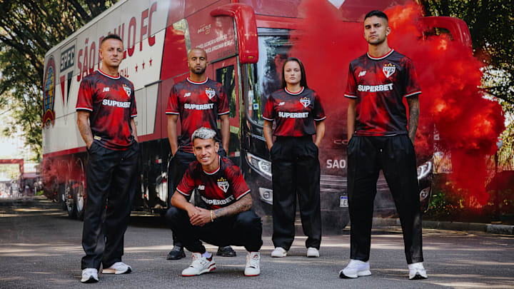 Lucas Moura, Rafinha e outros jogadores participaram da campanha de lançamento da nova camisa do São Paulo.