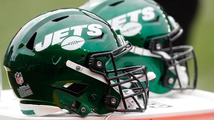 Oct 2, 2022; Pittsburgh, Pennsylvania, USA; New York Jets helmets on the sidelines against the Pittsburgh Steelers during the second quarter at Acrisure Stadium. Mandatory Credit: Charles LeClaire-Imagn Images Oct 2, 2022; Pittsburgh, Pennsylvania, USA; New York Jets helmets on the sidelines against the Pittsburgh Steelers during the second quarter at Acrisure Stadium. Mandatory Credit: Charles LeClaire-Imagn Images